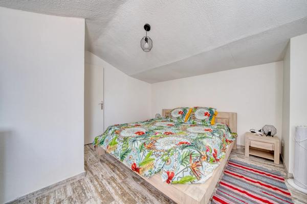 Maison
         5 pièces
        - 110 m² Exclusivité 299 000 € *