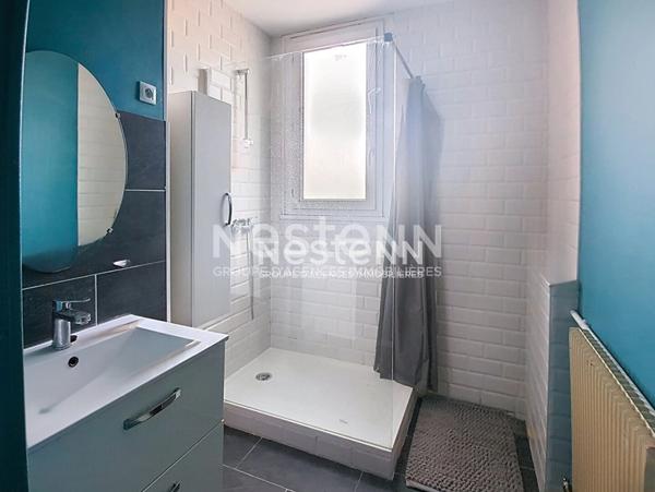 Appartement rénové Dreux T3 avec stationnement couvert et cave, secteur gare, 2 chambres, accessible PMR, résidence sécurisée