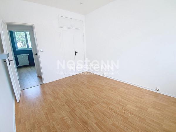 Appartement rénové Dreux T3 avec stationnement couvert et cave, secteur gare, 2 chambres, accessible PMR, résidence sécurisée