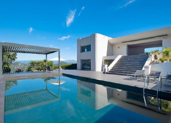 Maison à vendre    6 pièces •  Fréjus