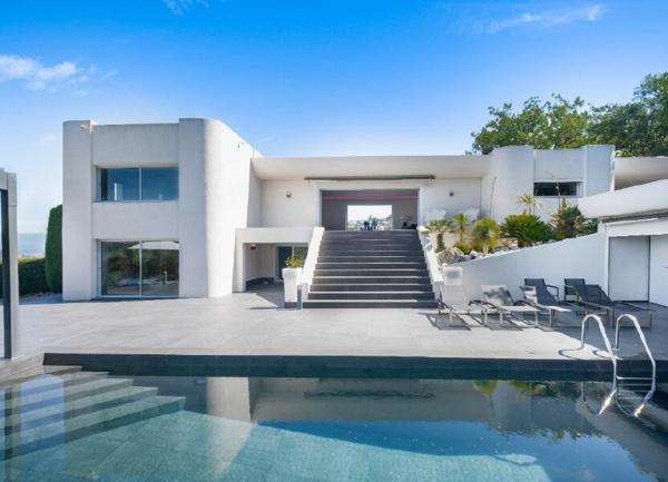 Maison à vendre    6 pièces •  Fréjus