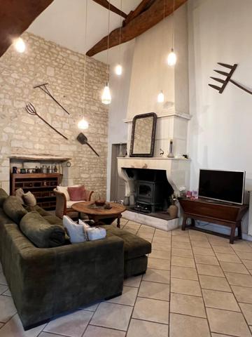 Très belle longère T6 entièrement rénovée d'environ 247 m3 sur la commune des Gonds