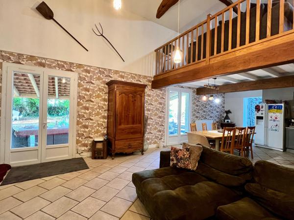 Très belle longère T6 entièrement rénovée d'environ 247 m3 sur la commune des Gonds