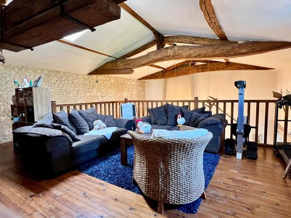 Très belle longère T6 entièrement rénovée d'environ 247 m3 sur la commune des Gonds