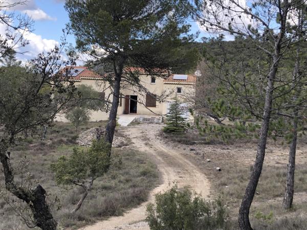 Esparron (83560) RARE - MAISON AUTONOME ET ISOLEE . 110 M²/8000 m² a 10' DE RIANS