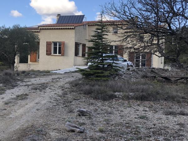 Esparron (83560) RARE - MAISON AUTONOME ET ISOLEE . 110 M²/8000 m² a 10' DE RIANS