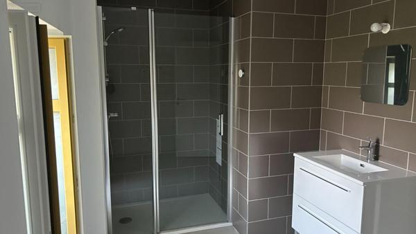 Appartement à louer à Glénac dans le Morbihan (56200), ref : 009/1324   
rue de l'église