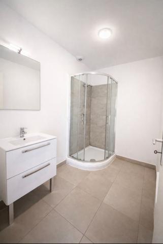 Immeuble - 5 appartements (T2-T4) avec terrasse et 5 box