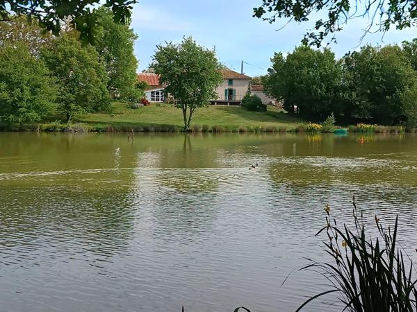 Situation exceptionnelle, 2 propriétés, un étang de pêche et une opportunité d'affaires