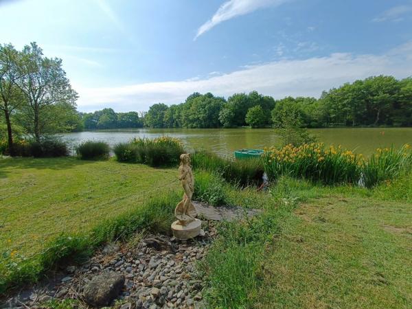 Situation exceptionnelle, 2 propriétés, un étang de pêche et une opportunité d'affaires