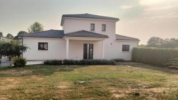 Maison 142m2, piscine , 2 mns de Neuville.