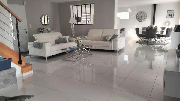 Maison 142m2, piscine , 2 mns de Neuville.