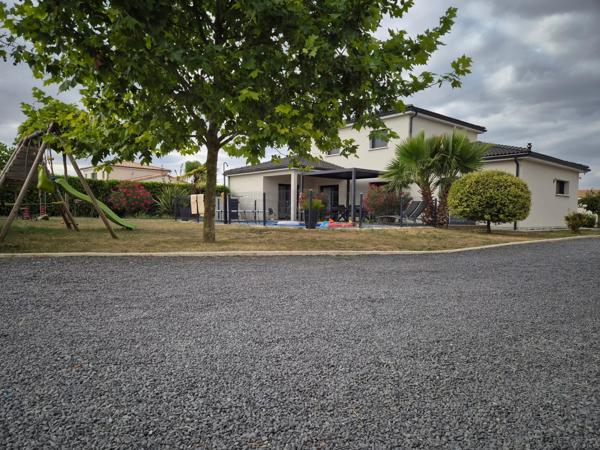 Maison 142m2, piscine , 2 mns de Neuville.