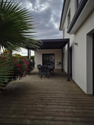 Maison 142m2, piscine , 2 mns de Neuville.