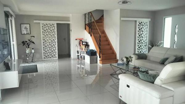 Maison 142m2, piscine , 2 mns de Neuville.