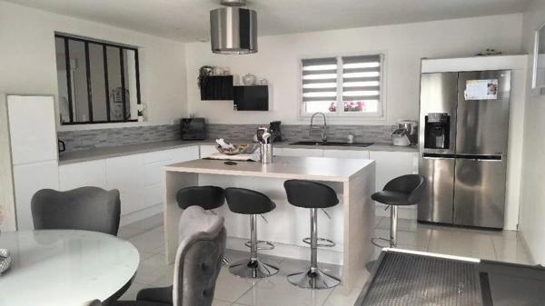 Maison 142m2, piscine , 2 mns de Neuville.