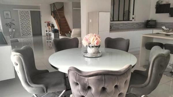 Maison 142m2, piscine , 2 mns de Neuville.