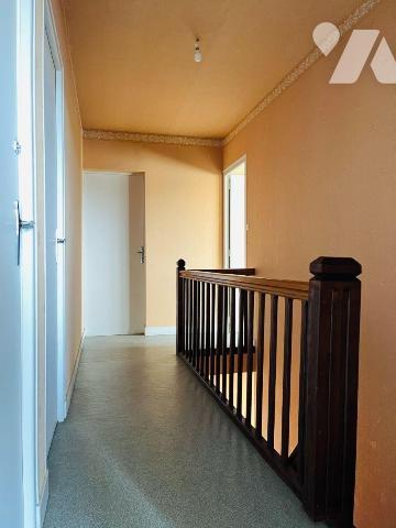 A vendre sur la commune de Avranches à Saint-Martin-des-Champs, dans un quartier recherché à de...