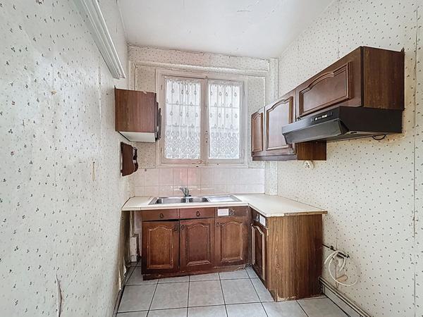 Appartement dans le coeur de ville de Meaux - 2 pièces - cour privative - cave et grenier - proche gare et commerces.