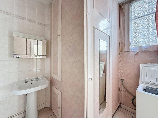 Appartement dans le coeur de ville de Meaux - 2 pièces - cour privative - cave et grenier - proche gare et commerces.