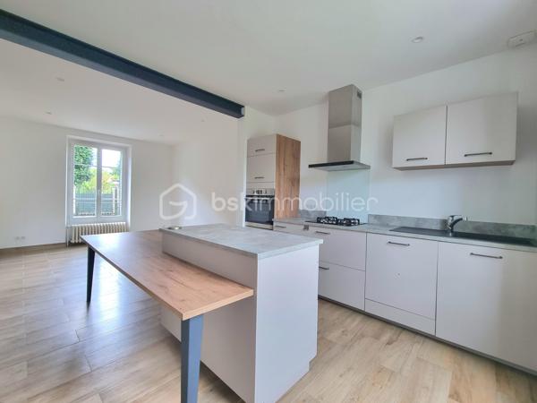 ** En EXCLUSIVITÉ ** Venez découvrir SANS TARDER cette charmante maison en pierre entièrement rénovée, située dans un environnement agréable de Corbeil-Essonnes.

Cette maison mitoyenne d’environ 65 m² surélevée sur un sous-sol et implantée sur une parcelle de 220 m², elle offre un intérieur moderne et chaleureux, pré accueillir ces futurs propriétaires.
Au rez-de-chaussée, vous découvrirez, une entrée avec placard, un WC indépendant avec lave-mains, une belle pièce de vie lumineuse comprenant un séjour convivial ainsi qu’une une cuisine aménagée et équipée, récente, pensée pour allier confort et fonctionnalités.
À l'étage vous disposerez d’un palier avec placard desservant deux chambres ainsi qu’une salle d’eau moderne avec douche à l’italienne, double vasque et WC. 
La maison dispose également d’un grenier offrant un espace de stockage supplémentaire ainsi qu’un sous-sol pratique divisé en plusieurs espaces pouvant être utilisé comme 
buanderie, atelier...

À l'extérieur vous profiterez également d'un agréable jardin avec terrasse et d’une place de stationnement.

Les ++ : Bonne performance énergétique C, Fenêtres PVC double vitrage, chaudière gaz NEUVE de 2026, fibre optique raccordée, isolation phonique, cuisine de 2023 ! 


Les rénovations réalisées en 2022 apportent un véritable confort de vie grâce à des prestations actuelles et une décoration au goût du jour. Vous n’avez plus qu’à poser vos valises ! 
Alors n'attendez plus pour venir découvrir cette maison pleine de charme, contactez-nous dès maintenant pour une visite !

Pour plus d'information n'hésitez pas à contacter Julien et Cindy LUCIANI au 06 52 63 33 63.