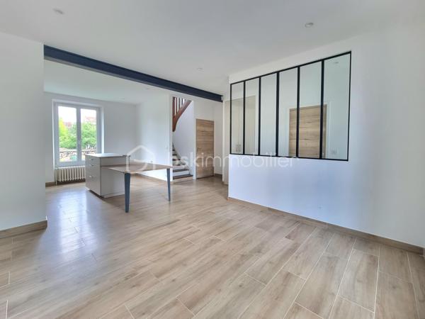 ** En EXCLUSIVITÉ ** Venez découvrir SANS TARDER cette charmante maison en pierre entièrement rénovée, située dans un environnement agréable de Corbeil-Essonnes.

Cette maison mitoyenne d’environ 65 m² surélevée sur un sous-sol et implantée sur une parcelle de 220 m², elle offre un intérieur moderne et chaleureux, pré accueillir ces futurs propriétaires.
Au rez-de-chaussée, vous découvrirez, une entrée avec placard, un WC indépendant avec lave-mains, une belle pièce de vie lumineuse comprenant un séjour convivial ainsi qu’une une cuisine aménagée et équipée, récente, pensée pour allier confort et fonctionnalités.
À l'étage vous disposerez d’un palier avec placard desservant deux chambres ainsi qu’une salle d’eau moderne avec douche à l’italienne, double vasque et WC. 
La maison dispose également d’un grenier offrant un espace de stockage supplémentaire ainsi qu’un sous-sol pratique divisé en plusieurs espaces pouvant être utilisé comme 
buanderie, atelier...

À l'extérieur vous profiterez également d'un agréable jardin avec terrasse et d’une place de stationnement.

Les ++ : Bonne performance énergétique C, Fenêtres PVC double vitrage, chaudière gaz NEUVE de 2026, fibre optique raccordée, isolation phonique, cuisine de 2023 ! 


Les rénovations réalisées en 2022 apportent un véritable confort de vie grâce à des prestations actuelles et une décoration au goût du jour. Vous n’avez plus qu’à poser vos valises ! 
Alors n'attendez plus pour venir découvrir cette maison pleine de charme, contactez-nous dès maintenant pour une visite !

Pour plus d'information n'hésitez pas à contacter Julien et Cindy LUCIANI au 06 52 63 33 63.