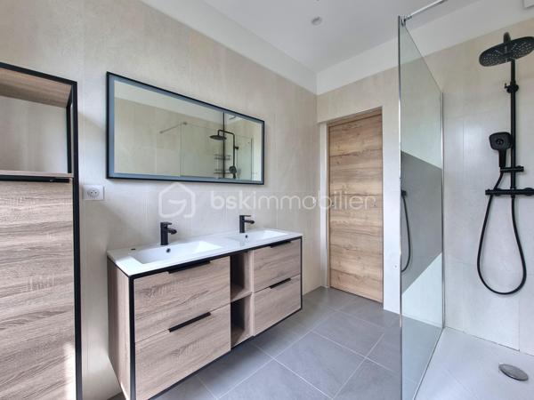 ** En EXCLUSIVITÉ ** Venez découvrir SANS TARDER cette charmante maison en pierre entièrement rénovée, située dans un environnement agréable de Corbeil-Essonnes.

Cette maison mitoyenne d’environ 65 m² surélevée sur un sous-sol et implantée sur une parcelle de 220 m², elle offre un intérieur moderne et chaleureux, pré accueillir ces futurs propriétaires.
Au rez-de-chaussée, vous découvrirez, une entrée avec placard, un WC indépendant avec lave-mains, une belle pièce de vie lumineuse comprenant un séjour convivial ainsi qu’une une cuisine aménagée et équipée, récente, pensée pour allier confort et fonctionnalités.
À l'étage vous disposerez d’un palier avec placard desservant deux chambres ainsi qu’une salle d’eau moderne avec douche à l’italienne, double vasque et WC. 
La maison dispose également d’un grenier offrant un espace de stockage supplémentaire ainsi qu’un sous-sol pratique divisé en plusieurs espaces pouvant être utilisé comme 
buanderie, atelier...

À l'extérieur vous profiterez également d'un agréable jardin avec terrasse et d’une place de stationnement.

Les ++ : Bonne performance énergétique C, Fenêtres PVC double vitrage, chaudière gaz NEUVE de 2026, fibre optique raccordée, isolation phonique, cuisine de 2023 ! 


Les rénovations réalisées en 2022 apportent un véritable confort de vie grâce à des prestations actuelles et une décoration au goût du jour. Vous n’avez plus qu’à poser vos valises ! 
Alors n'attendez plus pour venir découvrir cette maison pleine de charme, contactez-nous dès maintenant pour une visite !

Pour plus d'information n'hésitez pas à contacter Julien et Cindy LUCIANI au 06 52 63 33 63.