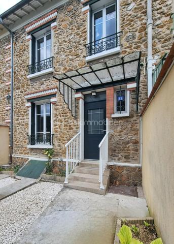 ** En EXCLUSIVITÉ ** Venez découvrir SANS TARDER cette charmante maison en pierre entièrement rénovée, située dans un environnement agréable de Corbeil-Essonnes.

Cette maison mitoyenne d’environ 65 m² surélevée sur un sous-sol et implantée sur une parcelle de 220 m², elle offre un intérieur moderne et chaleureux, pré accueillir ces futurs propriétaires.
Au rez-de-chaussée, vous découvrirez, une entrée avec placard, un WC indépendant avec lave-mains, une belle pièce de vie lumineuse comprenant un séjour convivial ainsi qu’une une cuisine aménagée et équipée, récente, pensée pour allier confort et fonctionnalités.
À l'étage vous disposerez d’un palier avec placard desservant deux chambres ainsi qu’une salle d’eau moderne avec douche à l’italienne, double vasque et WC. 
La maison dispose également d’un grenier offrant un espace de stockage supplémentaire ainsi qu’un sous-sol pratique divisé en plusieurs espaces pouvant être utilisé comme 
buanderie, atelier...

À l'extérieur vous profiterez également d'un agréable jardin avec terrasse et d’une place de stationnement.

Les ++ : Bonne performance énergétique C, Fenêtres PVC double vitrage, chaudière gaz NEUVE de 2026, fibre optique raccordée, isolation phonique, cuisine de 2023 ! 


Les rénovations réalisées en 2022 apportent un véritable confort de vie grâce à des prestations actuelles et une décoration au goût du jour. Vous n’avez plus qu’à poser vos valises ! 
Alors n'attendez plus pour venir découvrir cette maison pleine de charme, contactez-nous dès maintenant pour une visite !

Pour plus d'information n'hésitez pas à contacter Julien et Cindy LUCIANI au 06 52 63 33 63.
