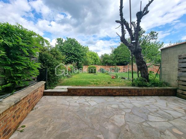 ** En EXCLUSIVITÉ ** Venez découvrir SANS TARDER cette charmante maison en pierre entièrement rénovée, située dans un environnement agréable de Corbeil-Essonnes.

Cette maison mitoyenne d’environ 65 m² surélevée sur un sous-sol et implantée sur une parcelle de 220 m², elle offre un intérieur moderne et chaleureux, pré accueillir ces futurs propriétaires.
Au rez-de-chaussée, vous découvrirez, une entrée avec placard, un WC indépendant avec lave-mains, une belle pièce de vie lumineuse comprenant un séjour convivial ainsi qu’une une cuisine aménagée et équipée, récente, pensée pour allier confort et fonctionnalités.
À l'étage vous disposerez d’un palier avec placard desservant deux chambres ainsi qu’une salle d’eau moderne avec douche à l’italienne, double vasque et WC. 
La maison dispose également d’un grenier offrant un espace de stockage supplémentaire ainsi qu’un sous-sol pratique divisé en plusieurs espaces pouvant être utilisé comme 
buanderie, atelier...

À l'extérieur vous profiterez également d'un agréable jardin avec terrasse et d’une place de stationnement.

Les ++ : Bonne performance énergétique C, Fenêtres PVC double vitrage, chaudière gaz NEUVE de 2026, fibre optique raccordée, isolation phonique, cuisine de 2023 ! 


Les rénovations réalisées en 2022 apportent un véritable confort de vie grâce à des prestations actuelles et une décoration au goût du jour. Vous n’avez plus qu’à poser vos valises ! 
Alors n'attendez plus pour venir découvrir cette maison pleine de charme, contactez-nous dès maintenant pour une visite !

Pour plus d'information n'hésitez pas à contacter Julien et Cindy LUCIANI au 06 52 63 33 63.