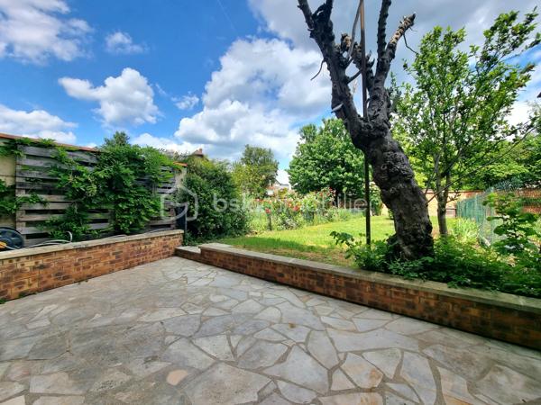 ** En EXCLUSIVITÉ ** Venez découvrir SANS TARDER cette charmante maison en pierre entièrement rénovée, située dans un environnement agréable de Corbeil-Essonnes.

Cette maison mitoyenne d’environ 65 m² surélevée sur un sous-sol et implantée sur une parcelle de 220 m², elle offre un intérieur moderne et chaleureux, pré accueillir ces futurs propriétaires.
Au rez-de-chaussée, vous découvrirez, une entrée avec placard, un WC indépendant avec lave-mains, une belle pièce de vie lumineuse comprenant un séjour convivial ainsi qu’une une cuisine aménagée et équipée, récente, pensée pour allier confort et fonctionnalités.
À l'étage vous disposerez d’un palier avec placard desservant deux chambres ainsi qu’une salle d’eau moderne avec douche à l’italienne, double vasque et WC. 
La maison dispose également d’un grenier offrant un espace de stockage supplémentaire ainsi qu’un sous-sol pratique divisé en plusieurs espaces pouvant être utilisé comme 
buanderie, atelier...

À l'extérieur vous profiterez également d'un agréable jardin avec terrasse et d’une place de stationnement.

Les ++ : Bonne performance énergétique C, Fenêtres PVC double vitrage, chaudière gaz NEUVE de 2026, fibre optique raccordée, isolation phonique, cuisine de 2023 ! 


Les rénovations réalisées en 2022 apportent un véritable confort de vie grâce à des prestations actuelles et une décoration au goût du jour. Vous n’avez plus qu’à poser vos valises ! 
Alors n'attendez plus pour venir découvrir cette maison pleine de charme, contactez-nous dès maintenant pour une visite !

Pour plus d'information n'hésitez pas à contacter Julien et Cindy LUCIANI au 06 52 63 33 63.