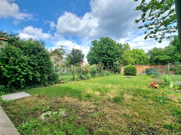 ** En EXCLUSIVITÉ ** Venez découvrir SANS TARDER cette charmante maison en pierre entièrement rénovée, située dans un environnement agréable de Corbeil-Essonnes.

Cette maison mitoyenne d’environ 65 m² surélevée sur un sous-sol et implantée sur une parcelle de 220 m², elle offre un intérieur moderne et chaleureux, pré accueillir ces futurs propriétaires.
Au rez-de-chaussée, vous découvrirez, une entrée avec placard, un WC indépendant avec lave-mains, une belle pièce de vie lumineuse comprenant un séjour convivial ainsi qu’une une cuisine aménagée et équipée, récente, pensée pour allier confort et fonctionnalités.
À l'étage vous disposerez d’un palier avec placard desservant deux chambres ainsi qu’une salle d’eau moderne avec douche à l’italienne, double vasque et WC. 
La maison dispose également d’un grenier offrant un espace de stockage supplémentaire ainsi qu’un sous-sol pratique divisé en plusieurs espaces pouvant être utilisé comme 
buanderie, atelier...

À l'extérieur vous profiterez également d'un agréable jardin avec terrasse et d’une place de stationnement.

Les ++ : Bonne performance énergétique C, Fenêtres PVC double vitrage, chaudière gaz NEUVE de 2026, fibre optique raccordée, isolation phonique, cuisine de 2023 ! 


Les rénovations réalisées en 2022 apportent un véritable confort de vie grâce à des prestations actuelles et une décoration au goût du jour. Vous n’avez plus qu’à poser vos valises ! 
Alors n'attendez plus pour venir découvrir cette maison pleine de charme, contactez-nous dès maintenant pour une visite !

Pour plus d'information n'hésitez pas à contacter Julien et Cindy LUCIANI au 06 52 63 33 63.