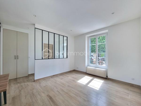 ** En EXCLUSIVITÉ ** Venez découvrir SANS TARDER cette charmante maison en pierre entièrement rénovée, située dans un environnement agréable de Corbeil-Essonnes.

Cette maison mitoyenne d’environ 65 m² surélevée sur un sous-sol et implantée sur une parcelle de 220 m², elle offre un intérieur moderne et chaleureux, pré accueillir ces futurs propriétaires.
Au rez-de-chaussée, vous découvrirez, une entrée avec placard, un WC indépendant avec lave-mains, une belle pièce de vie lumineuse comprenant un séjour convivial ainsi qu’une une cuisine aménagée et équipée, récente, pensée pour allier confort et fonctionnalités.
À l'étage vous disposerez d’un palier avec placard desservant deux chambres ainsi qu’une salle d’eau moderne avec douche à l’italienne, double vasque et WC. 
La maison dispose également d’un grenier offrant un espace de stockage supplémentaire ainsi qu’un sous-sol pratique divisé en plusieurs espaces pouvant être utilisé comme 
buanderie, atelier...

À l'extérieur vous profiterez également d'un agréable jardin avec terrasse et d’une place de stationnement.

Les ++ : Bonne performance énergétique C, Fenêtres PVC double vitrage, chaudière gaz NEUVE de 2026, fibre optique raccordée, isolation phonique, cuisine de 2023 ! 


Les rénovations réalisées en 2022 apportent un véritable confort de vie grâce à des prestations actuelles et une décoration au goût du jour. Vous n’avez plus qu’à poser vos valises ! 
Alors n'attendez plus pour venir découvrir cette maison pleine de charme, contactez-nous dès maintenant pour une visite !

Pour plus d'information n'hésitez pas à contacter Julien et Cindy LUCIANI au 06 52 63 33 63.