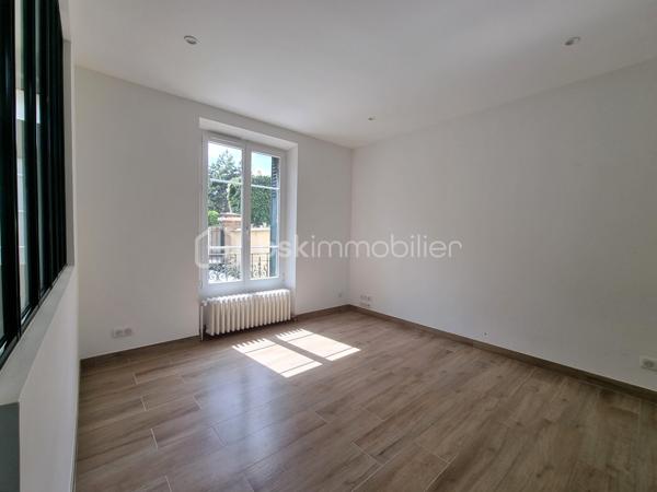 ** En EXCLUSIVITÉ ** Venez découvrir SANS TARDER cette charmante maison en pierre entièrement rénovée, située dans un environnement agréable de Corbeil-Essonnes.

Cette maison mitoyenne d’environ 65 m² surélevée sur un sous-sol et implantée sur une parcelle de 220 m², elle offre un intérieur moderne et chaleureux, pré accueillir ces futurs propriétaires.
Au rez-de-chaussée, vous découvrirez, une entrée avec placard, un WC indépendant avec lave-mains, une belle pièce de vie lumineuse comprenant un séjour convivial ainsi qu’une une cuisine aménagée et équipée, récente, pensée pour allier confort et fonctionnalités.
À l'étage vous disposerez d’un palier avec placard desservant deux chambres ainsi qu’une salle d’eau moderne avec douche à l’italienne, double vasque et WC. 
La maison dispose également d’un grenier offrant un espace de stockage supplémentaire ainsi qu’un sous-sol pratique divisé en plusieurs espaces pouvant être utilisé comme 
buanderie, atelier...

À l'extérieur vous profiterez également d'un agréable jardin avec terrasse et d’une place de stationnement.

Les ++ : Bonne performance énergétique C, Fenêtres PVC double vitrage, chaudière gaz NEUVE de 2026, fibre optique raccordée, isolation phonique, cuisine de 2023 ! 


Les rénovations réalisées en 2022 apportent un véritable confort de vie grâce à des prestations actuelles et une décoration au goût du jour. Vous n’avez plus qu’à poser vos valises ! 
Alors n'attendez plus pour venir découvrir cette maison pleine de charme, contactez-nous dès maintenant pour une visite !

Pour plus d'information n'hésitez pas à contacter Julien et Cindy LUCIANI au 06 52 63 33 63.
