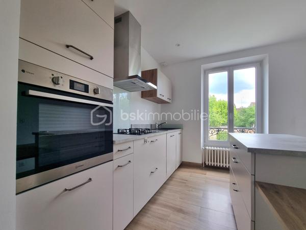 ** En EXCLUSIVITÉ ** Venez découvrir SANS TARDER cette charmante maison en pierre entièrement rénovée, située dans un environnement agréable de Corbeil-Essonnes.

Cette maison mitoyenne d’environ 65 m² surélevée sur un sous-sol et implantée sur une parcelle de 220 m², elle offre un intérieur moderne et chaleureux, pré accueillir ces futurs propriétaires.
Au rez-de-chaussée, vous découvrirez, une entrée avec placard, un WC indépendant avec lave-mains, une belle pièce de vie lumineuse comprenant un séjour convivial ainsi qu’une une cuisine aménagée et équipée, récente, pensée pour allier confort et fonctionnalités.
À l'étage vous disposerez d’un palier avec placard desservant deux chambres ainsi qu’une salle d’eau moderne avec douche à l’italienne, double vasque et WC. 
La maison dispose également d’un grenier offrant un espace de stockage supplémentaire ainsi qu’un sous-sol pratique divisé en plusieurs espaces pouvant être utilisé comme 
buanderie, atelier...

À l'extérieur vous profiterez également d'un agréable jardin avec terrasse et d’une place de stationnement.

Les ++ : Bonne performance énergétique C, Fenêtres PVC double vitrage, chaudière gaz NEUVE de 2026, fibre optique raccordée, isolation phonique, cuisine de 2023 ! 


Les rénovations réalisées en 2022 apportent un véritable confort de vie grâce à des prestations actuelles et une décoration au goût du jour. Vous n’avez plus qu’à poser vos valises ! 
Alors n'attendez plus pour venir découvrir cette maison pleine de charme, contactez-nous dès maintenant pour une visite !

Pour plus d'information n'hésitez pas à contacter Julien et Cindy LUCIANI au 06 52 63 33 63.