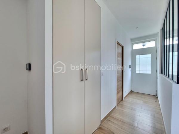 ** En EXCLUSIVITÉ ** Venez découvrir SANS TARDER cette charmante maison en pierre entièrement rénovée, située dans un environnement agréable de Corbeil-Essonnes.

Cette maison mitoyenne d’environ 65 m² surélevée sur un sous-sol et implantée sur une parcelle de 220 m², elle offre un intérieur moderne et chaleureux, pré accueillir ces futurs propriétaires.
Au rez-de-chaussée, vous découvrirez, une entrée avec placard, un WC indépendant avec lave-mains, une belle pièce de vie lumineuse comprenant un séjour convivial ainsi qu’une une cuisine aménagée et équipée, récente, pensée pour allier confort et fonctionnalités.
À l'étage vous disposerez d’un palier avec placard desservant deux chambres ainsi qu’une salle d’eau moderne avec douche à l’italienne, double vasque et WC. 
La maison dispose également d’un grenier offrant un espace de stockage supplémentaire ainsi qu’un sous-sol pratique divisé en plusieurs espaces pouvant être utilisé comme 
buanderie, atelier...

À l'extérieur vous profiterez également d'un agréable jardin avec terrasse et d’une place de stationnement.

Les ++ : Bonne performance énergétique C, Fenêtres PVC double vitrage, chaudière gaz NEUVE de 2026, fibre optique raccordée, isolation phonique, cuisine de 2023 ! 


Les rénovations réalisées en 2022 apportent un véritable confort de vie grâce à des prestations actuelles et une décoration au goût du jour. Vous n’avez plus qu’à poser vos valises ! 
Alors n'attendez plus pour venir découvrir cette maison pleine de charme, contactez-nous dès maintenant pour une visite !

Pour plus d'information n'hésitez pas à contacter Julien et Cindy LUCIANI au 06 52 63 33 63.