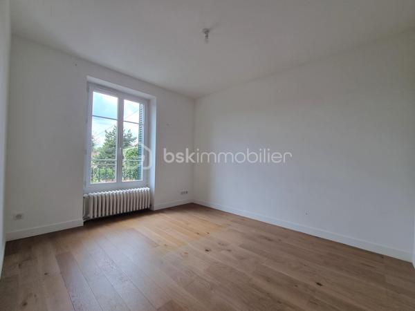 ** En EXCLUSIVITÉ ** Venez découvrir SANS TARDER cette charmante maison en pierre entièrement rénovée, située dans un environnement agréable de Corbeil-Essonnes.

Cette maison mitoyenne d’environ 65 m² surélevée sur un sous-sol et implantée sur une parcelle de 220 m², elle offre un intérieur moderne et chaleureux, pré accueillir ces futurs propriétaires.
Au rez-de-chaussée, vous découvrirez, une entrée avec placard, un WC indépendant avec lave-mains, une belle pièce de vie lumineuse comprenant un séjour convivial ainsi qu’une une cuisine aménagée et équipée, récente, pensée pour allier confort et fonctionnalités.
À l'étage vous disposerez d’un palier avec placard desservant deux chambres ainsi qu’une salle d’eau moderne avec douche à l’italienne, double vasque et WC. 
La maison dispose également d’un grenier offrant un espace de stockage supplémentaire ainsi qu’un sous-sol pratique divisé en plusieurs espaces pouvant être utilisé comme 
buanderie, atelier...

À l'extérieur vous profiterez également d'un agréable jardin avec terrasse et d’une place de stationnement.

Les ++ : Bonne performance énergétique C, Fenêtres PVC double vitrage, chaudière gaz NEUVE de 2026, fibre optique raccordée, isolation phonique, cuisine de 2023 ! 


Les rénovations réalisées en 2022 apportent un véritable confort de vie grâce à des prestations actuelles et une décoration au goût du jour. Vous n’avez plus qu’à poser vos valises ! 
Alors n'attendez plus pour venir découvrir cette maison pleine de charme, contactez-nous dès maintenant pour une visite !

Pour plus d'information n'hésitez pas à contacter Julien et Cindy LUCIANI au 06 52 63 33 63.