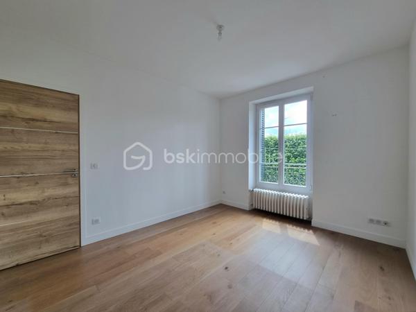 ** En EXCLUSIVITÉ ** Venez découvrir SANS TARDER cette charmante maison en pierre entièrement rénovée, située dans un environnement agréable de Corbeil-Essonnes.

Cette maison mitoyenne d’environ 65 m² surélevée sur un sous-sol et implantée sur une parcelle de 220 m², elle offre un intérieur moderne et chaleureux, pré accueillir ces futurs propriétaires.
Au rez-de-chaussée, vous découvrirez, une entrée avec placard, un WC indépendant avec lave-mains, une belle pièce de vie lumineuse comprenant un séjour convivial ainsi qu’une une cuisine aménagée et équipée, récente, pensée pour allier confort et fonctionnalités.
À l'étage vous disposerez d’un palier avec placard desservant deux chambres ainsi qu’une salle d’eau moderne avec douche à l’italienne, double vasque et WC. 
La maison dispose également d’un grenier offrant un espace de stockage supplémentaire ainsi qu’un sous-sol pratique divisé en plusieurs espaces pouvant être utilisé comme 
buanderie, atelier...

À l'extérieur vous profiterez également d'un agréable jardin avec terrasse et d’une place de stationnement.

Les ++ : Bonne performance énergétique C, Fenêtres PVC double vitrage, chaudière gaz NEUVE de 2026, fibre optique raccordée, isolation phonique, cuisine de 2023 ! 


Les rénovations réalisées en 2022 apportent un véritable confort de vie grâce à des prestations actuelles et une décoration au goût du jour. Vous n’avez plus qu’à poser vos valises ! 
Alors n'attendez plus pour venir découvrir cette maison pleine de charme, contactez-nous dès maintenant pour une visite !

Pour plus d'information n'hésitez pas à contacter Julien et Cindy LUCIANI au 06 52 63 33 63.