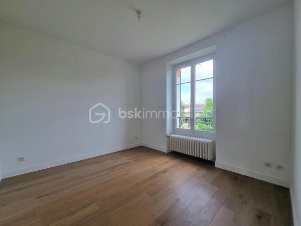 ** En EXCLUSIVITÉ ** Venez découvrir SANS TARDER cette charmante maison en pierre entièrement rénovée, située dans un environnement agréable de Corbeil-Essonnes.

Cette maison mitoyenne d’environ 65 m² surélevée sur un sous-sol et implantée sur une parcelle de 220 m², elle offre un intérieur moderne et chaleureux, pré accueillir ces futurs propriétaires.
Au rez-de-chaussée, vous découvrirez, une entrée avec placard, un WC indépendant avec lave-mains, une belle pièce de vie lumineuse comprenant un séjour convivial ainsi qu’une une cuisine aménagée et équipée, récente, pensée pour allier confort et fonctionnalités.
À l'étage vous disposerez d’un palier avec placard desservant deux chambres ainsi qu’une salle d’eau moderne avec douche à l’italienne, double vasque et WC. 
La maison dispose également d’un grenier offrant un espace de stockage supplémentaire ainsi qu’un sous-sol pratique divisé en plusieurs espaces pouvant être utilisé comme 
buanderie, atelier...

À l'extérieur vous profiterez également d'un agréable jardin avec terrasse et d’une place de stationnement.

Les ++ : Bonne performance énergétique C, Fenêtres PVC double vitrage, chaudière gaz NEUVE de 2026, fibre optique raccordée, isolation phonique, cuisine de 2023 ! 


Les rénovations réalisées en 2022 apportent un véritable confort de vie grâce à des prestations actuelles et une décoration au goût du jour. Vous n’avez plus qu’à poser vos valises ! 
Alors n'attendez plus pour venir découvrir cette maison pleine de charme, contactez-nous dès maintenant pour une visite !

Pour plus d'information n'hésitez pas à contacter Julien et Cindy LUCIANI au 06 52 63 33 63.