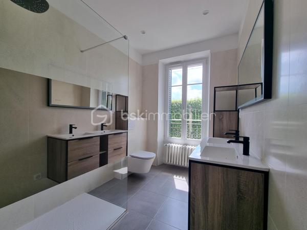 ** En EXCLUSIVITÉ ** Venez découvrir SANS TARDER cette charmante maison en pierre entièrement rénovée, située dans un environnement agréable de Corbeil-Essonnes.

Cette maison mitoyenne d’environ 65 m² surélevée sur un sous-sol et implantée sur une parcelle de 220 m², elle offre un intérieur moderne et chaleureux, pré accueillir ces futurs propriétaires.
Au rez-de-chaussée, vous découvrirez, une entrée avec placard, un WC indépendant avec lave-mains, une belle pièce de vie lumineuse comprenant un séjour convivial ainsi qu’une une cuisine aménagée et équipée, récente, pensée pour allier confort et fonctionnalités.
À l'étage vous disposerez d’un palier avec placard desservant deux chambres ainsi qu’une salle d’eau moderne avec douche à l’italienne, double vasque et WC. 
La maison dispose également d’un grenier offrant un espace de stockage supplémentaire ainsi qu’un sous-sol pratique divisé en plusieurs espaces pouvant être utilisé comme 
buanderie, atelier...

À l'extérieur vous profiterez également d'un agréable jardin avec terrasse et d’une place de stationnement.

Les ++ : Bonne performance énergétique C, Fenêtres PVC double vitrage, chaudière gaz NEUVE de 2026, fibre optique raccordée, isolation phonique, cuisine de 2023 ! 


Les rénovations réalisées en 2022 apportent un véritable confort de vie grâce à des prestations actuelles et une décoration au goût du jour. Vous n’avez plus qu’à poser vos valises ! 
Alors n'attendez plus pour venir découvrir cette maison pleine de charme, contactez-nous dès maintenant pour une visite !

Pour plus d'information n'hésitez pas à contacter Julien et Cindy LUCIANI au 06 52 63 33 63.