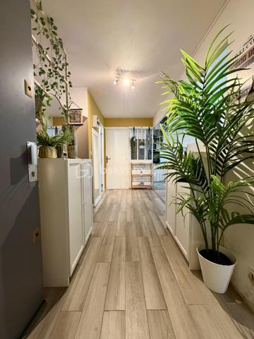 Situé dans la ville d'Evry Courcouronnes, dans un secteur très calme et recherché (LA DAME DU LAC), proche de toutes commodités (transports, écoles, commerces, activités...)

Laissez-vous charmer par ce joli F6 Duplex de 114m2 situé au 3eme et dernier étage (sans ascenseur).
Il se compose d'une entrée de 9m2 desservant un salon de 21m2 ouvert sur une cuisine de 10m2 avec avec accès a une loggia de 3,5m2, trois chambres de 9m2, 10m2 et 12m2, une salle de bains et un WC séparé.
Un escalier en colimaçon vous guidera vers une mezzanine de 8m2 avec vue sur le salon donnant accès à deux chambres supplémentaire de 8,5m2 (9,8m2 au sol) et 11m2, une salle d'eau avec WC et une pièce bonus de 3,5m2 (9,5m2 au sol) pouvant servir de petite chambre d'amis, dressing, débarras...

Un Box de 13,5m2 ainsi qu'une cave de 11m2 viennent compléter le bien.

Charges copropriété : 183€ / mois (entretient des parties communes + eau froide)
Taxe foncière : 1916€

Les Bonus :
Double vitrage PVC
Fibre
A6 et N104 à moins de 5min
Gare Evry Courcouronnes RER D à 15min à pied, 5min en bus
Le Spot (Evry 2) à 5min en voiture
Carré Sénart à 10min en voiture
Carrefour Villabé, IKEA, Castorama, LIDL... à 5min en voiture
Piscine, Gymnase, Stade à proximité

Disponible 7jrs/7 n'hésitez pas à me contacter pour plus d'informations et organiser une visite.

VIDÉO DISPONIBLE EN LIEN SUR L’ANNONCE OU SUR DEMANDE

>> 100% OUVERT AU PARTAGE INTER AGENCE !! <<