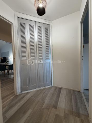 Situé dans la ville d'Evry Courcouronnes, dans un secteur très calme et recherché (LA DAME DU LAC), proche de toutes commodités (transports, écoles, commerces, activités...)

Laissez-vous charmer par ce joli F6 Duplex de 114m2 situé au 3eme et dernier étage (sans ascenseur).
Il se compose d'une entrée de 9m2 desservant un salon de 21m2 ouvert sur une cuisine de 10m2 avec avec accès a une loggia de 3,5m2, trois chambres de 9m2, 10m2 et 12m2, une salle de bains et un WC séparé.
Un escalier en colimaçon vous guidera vers une mezzanine de 8m2 avec vue sur le salon donnant accès à deux chambres supplémentaire de 8,5m2 (9,8m2 au sol) et 11m2, une salle d'eau avec WC et une pièce bonus de 3,5m2 (9,5m2 au sol) pouvant servir de petite chambre d'amis, dressing, débarras...

Un Box de 13,5m2 ainsi qu'une cave de 11m2 viennent compléter le bien.

Charges copropriété : 183€ / mois (entretient des parties communes + eau froide)
Taxe foncière : 1916€

Les Bonus :
Double vitrage PVC
Fibre
A6 et N104 à moins de 5min
Gare Evry Courcouronnes RER D à 15min à pied, 5min en bus
Le Spot (Evry 2) à 5min en voiture
Carré Sénart à 10min en voiture
Carrefour Villabé, IKEA, Castorama, LIDL... à 5min en voiture
Piscine, Gymnase, Stade à proximité

Disponible 7jrs/7 n'hésitez pas à me contacter pour plus d'informations et organiser une visite.

VIDÉO DISPONIBLE EN LIEN SUR L’ANNONCE OU SUR DEMANDE

>> 100% OUVERT AU PARTAGE INTER AGENCE !! <<