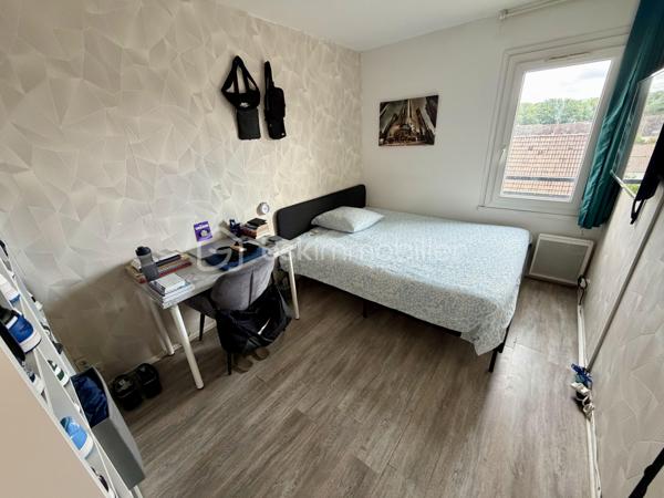 Situé dans la ville d'Evry Courcouronnes, dans un secteur très calme et recherché (LA DAME DU LAC), proche de toutes commodités (transports, écoles, commerces, activités...)

Laissez-vous charmer par ce joli F6 Duplex de 114m2 situé au 3eme et dernier étage (sans ascenseur).
Il se compose d'une entrée de 9m2 desservant un salon de 21m2 ouvert sur une cuisine de 10m2 avec avec accès a une loggia de 3,5m2, trois chambres de 9m2, 10m2 et 12m2, une salle de bains et un WC séparé.
Un escalier en colimaçon vous guidera vers une mezzanine de 8m2 avec vue sur le salon donnant accès à deux chambres supplémentaire de 8,5m2 (9,8m2 au sol) et 11m2, une salle d'eau avec WC et une pièce bonus de 3,5m2 (9,5m2 au sol) pouvant servir de petite chambre d'amis, dressing, débarras...

Un Box de 13,5m2 ainsi qu'une cave de 11m2 viennent compléter le bien.

Charges copropriété : 183€ / mois (entretient des parties communes + eau froide)
Taxe foncière : 1916€

Les Bonus :
Double vitrage PVC
Fibre
A6 et N104 à moins de 5min
Gare Evry Courcouronnes RER D à 15min à pied, 5min en bus
Le Spot (Evry 2) à 5min en voiture
Carré Sénart à 10min en voiture
Carrefour Villabé, IKEA, Castorama, LIDL... à 5min en voiture
Piscine, Gymnase, Stade à proximité

Disponible 7jrs/7 n'hésitez pas à me contacter pour plus d'informations et organiser une visite.

VIDÉO DISPONIBLE EN LIEN SUR L’ANNONCE OU SUR DEMANDE

>> 100% OUVERT AU PARTAGE INTER AGENCE !! <<