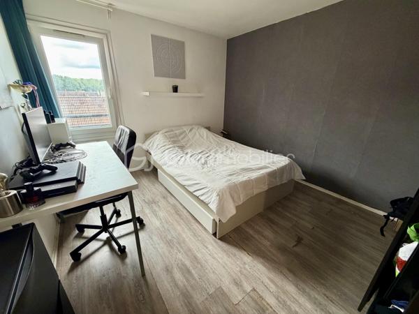 Situé dans la ville d'Evry Courcouronnes, dans un secteur très calme et recherché (LA DAME DU LAC), proche de toutes commodités (transports, écoles, commerces, activités...)

Laissez-vous charmer par ce joli F6 Duplex de 114m2 situé au 3eme et dernier étage (sans ascenseur).
Il se compose d'une entrée de 9m2 desservant un salon de 21m2 ouvert sur une cuisine de 10m2 avec avec accès a une loggia de 3,5m2, trois chambres de 9m2, 10m2 et 12m2, une salle de bains et un WC séparé.
Un escalier en colimaçon vous guidera vers une mezzanine de 8m2 avec vue sur le salon donnant accès à deux chambres supplémentaire de 8,5m2 (9,8m2 au sol) et 11m2, une salle d'eau avec WC et une pièce bonus de 3,5m2 (9,5m2 au sol) pouvant servir de petite chambre d'amis, dressing, débarras...

Un Box de 13,5m2 ainsi qu'une cave de 11m2 viennent compléter le bien.

Charges copropriété : 183€ / mois (entretient des parties communes + eau froide)
Taxe foncière : 1916€

Les Bonus :
Double vitrage PVC
Fibre
A6 et N104 à moins de 5min
Gare Evry Courcouronnes RER D à 15min à pied, 5min en bus
Le Spot (Evry 2) à 5min en voiture
Carré Sénart à 10min en voiture
Carrefour Villabé, IKEA, Castorama, LIDL... à 5min en voiture
Piscine, Gymnase, Stade à proximité

Disponible 7jrs/7 n'hésitez pas à me contacter pour plus d'informations et organiser une visite.

VIDÉO DISPONIBLE EN LIEN SUR L’ANNONCE OU SUR DEMANDE

>> 100% OUVERT AU PARTAGE INTER AGENCE !! <<