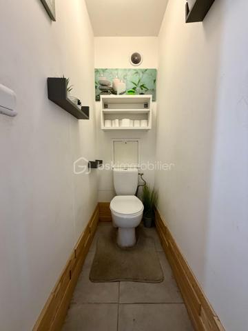 Situé dans la ville d'Evry Courcouronnes, dans un secteur très calme et recherché (LA DAME DU LAC), proche de toutes commodités (transports, écoles, commerces, activités...)

Laissez-vous charmer par ce joli F6 Duplex de 114m2 situé au 3eme et dernier étage (sans ascenseur).
Il se compose d'une entrée de 9m2 desservant un salon de 21m2 ouvert sur une cuisine de 10m2 avec avec accès a une loggia de 3,5m2, trois chambres de 9m2, 10m2 et 12m2, une salle de bains et un WC séparé.
Un escalier en colimaçon vous guidera vers une mezzanine de 8m2 avec vue sur le salon donnant accès à deux chambres supplémentaire de 8,5m2 (9,8m2 au sol) et 11m2, une salle d'eau avec WC et une pièce bonus de 3,5m2 (9,5m2 au sol) pouvant servir de petite chambre d'amis, dressing, débarras...

Un Box de 13,5m2 ainsi qu'une cave de 11m2 viennent compléter le bien.

Charges copropriété : 183€ / mois (entretient des parties communes + eau froide)
Taxe foncière : 1916€

Les Bonus :
Double vitrage PVC
Fibre
A6 et N104 à moins de 5min
Gare Evry Courcouronnes RER D à 15min à pied, 5min en bus
Le Spot (Evry 2) à 5min en voiture
Carré Sénart à 10min en voiture
Carrefour Villabé, IKEA, Castorama, LIDL... à 5min en voiture
Piscine, Gymnase, Stade à proximité

Disponible 7jrs/7 n'hésitez pas à me contacter pour plus d'informations et organiser une visite.

VIDÉO DISPONIBLE EN LIEN SUR L’ANNONCE OU SUR DEMANDE

>> 100% OUVERT AU PARTAGE INTER AGENCE !! <<