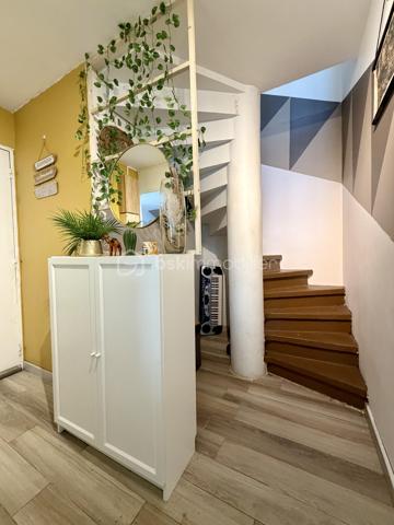 Situé dans la ville d'Evry Courcouronnes, dans un secteur très calme et recherché (LA DAME DU LAC), proche de toutes commodités (transports, écoles, commerces, activités...)

Laissez-vous charmer par ce joli F6 Duplex de 114m2 situé au 3eme et dernier étage (sans ascenseur).
Il se compose d'une entrée de 9m2 desservant un salon de 21m2 ouvert sur une cuisine de 10m2 avec avec accès a une loggia de 3,5m2, trois chambres de 9m2, 10m2 et 12m2, une salle de bains et un WC séparé.
Un escalier en colimaçon vous guidera vers une mezzanine de 8m2 avec vue sur le salon donnant accès à deux chambres supplémentaire de 8,5m2 (9,8m2 au sol) et 11m2, une salle d'eau avec WC et une pièce bonus de 3,5m2 (9,5m2 au sol) pouvant servir de petite chambre d'amis, dressing, débarras...

Un Box de 13,5m2 ainsi qu'une cave de 11m2 viennent compléter le bien.

Charges copropriété : 183€ / mois (entretient des parties communes + eau froide)
Taxe foncière : 1916€

Les Bonus :
Double vitrage PVC
Fibre
A6 et N104 à moins de 5min
Gare Evry Courcouronnes RER D à 15min à pied, 5min en bus
Le Spot (Evry 2) à 5min en voiture
Carré Sénart à 10min en voiture
Carrefour Villabé, IKEA, Castorama, LIDL... à 5min en voiture
Piscine, Gymnase, Stade à proximité

Disponible 7jrs/7 n'hésitez pas à me contacter pour plus d'informations et organiser une visite.

VIDÉO DISPONIBLE EN LIEN SUR L’ANNONCE OU SUR DEMANDE

>> 100% OUVERT AU PARTAGE INTER AGENCE !! <<