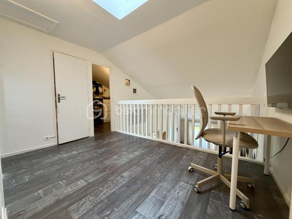 Situé dans la ville d'Evry Courcouronnes, dans un secteur très calme et recherché (LA DAME DU LAC), proche de toutes commodités (transports, écoles, commerces, activités...)

Laissez-vous charmer par ce joli F6 Duplex de 114m2 situé au 3eme et dernier étage (sans ascenseur).
Il se compose d'une entrée de 9m2 desservant un salon de 21m2 ouvert sur une cuisine de 10m2 avec avec accès a une loggia de 3,5m2, trois chambres de 9m2, 10m2 et 12m2, une salle de bains et un WC séparé.
Un escalier en colimaçon vous guidera vers une mezzanine de 8m2 avec vue sur le salon donnant accès à deux chambres supplémentaire de 8,5m2 (9,8m2 au sol) et 11m2, une salle d'eau avec WC et une pièce bonus de 3,5m2 (9,5m2 au sol) pouvant servir de petite chambre d'amis, dressing, débarras...

Un Box de 13,5m2 ainsi qu'une cave de 11m2 viennent compléter le bien.

Charges copropriété : 183€ / mois (entretient des parties communes + eau froide)
Taxe foncière : 1916€

Les Bonus :
Double vitrage PVC
Fibre
A6 et N104 à moins de 5min
Gare Evry Courcouronnes RER D à 15min à pied, 5min en bus
Le Spot (Evry 2) à 5min en voiture
Carré Sénart à 10min en voiture
Carrefour Villabé, IKEA, Castorama, LIDL... à 5min en voiture
Piscine, Gymnase, Stade à proximité

Disponible 7jrs/7 n'hésitez pas à me contacter pour plus d'informations et organiser une visite.

VIDÉO DISPONIBLE EN LIEN SUR L’ANNONCE OU SUR DEMANDE

>> 100% OUVERT AU PARTAGE INTER AGENCE !! <<