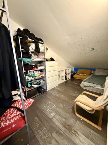 Situé dans la ville d'Evry Courcouronnes, dans un secteur très calme et recherché (LA DAME DU LAC), proche de toutes commodités (transports, écoles, commerces, activités...)

Laissez-vous charmer par ce joli F6 Duplex de 114m2 situé au 3eme et dernier étage (sans ascenseur).
Il se compose d'une entrée de 9m2 desservant un salon de 21m2 ouvert sur une cuisine de 10m2 avec avec accès a une loggia de 3,5m2, trois chambres de 9m2, 10m2 et 12m2, une salle de bains et un WC séparé.
Un escalier en colimaçon vous guidera vers une mezzanine de 8m2 avec vue sur le salon donnant accès à deux chambres supplémentaire de 8,5m2 (9,8m2 au sol) et 11m2, une salle d'eau avec WC et une pièce bonus de 3,5m2 (9,5m2 au sol) pouvant servir de petite chambre d'amis, dressing, débarras...

Un Box de 13,5m2 ainsi qu'une cave de 11m2 viennent compléter le bien.

Charges copropriété : 183€ / mois (entretient des parties communes + eau froide)
Taxe foncière : 1916€

Les Bonus :
Double vitrage PVC
Fibre
A6 et N104 à moins de 5min
Gare Evry Courcouronnes RER D à 15min à pied, 5min en bus
Le Spot (Evry 2) à 5min en voiture
Carré Sénart à 10min en voiture
Carrefour Villabé, IKEA, Castorama, LIDL... à 5min en voiture
Piscine, Gymnase, Stade à proximité

Disponible 7jrs/7 n'hésitez pas à me contacter pour plus d'informations et organiser une visite.

VIDÉO DISPONIBLE EN LIEN SUR L’ANNONCE OU SUR DEMANDE

>> 100% OUVERT AU PARTAGE INTER AGENCE !! <<