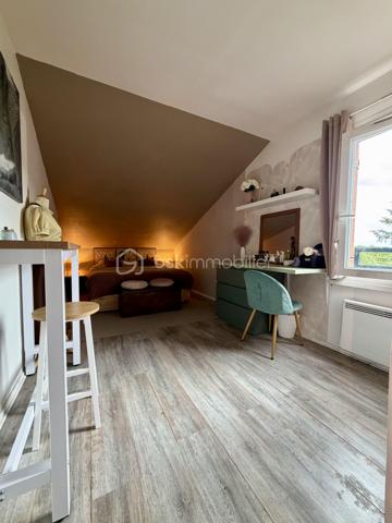 Situé dans la ville d'Evry Courcouronnes, dans un secteur très calme et recherché (LA DAME DU LAC), proche de toutes commodités (transports, écoles, commerces, activités...)

Laissez-vous charmer par ce joli F6 Duplex de 114m2 situé au 3eme et dernier étage (sans ascenseur).
Il se compose d'une entrée de 9m2 desservant un salon de 21m2 ouvert sur une cuisine de 10m2 avec avec accès a une loggia de 3,5m2, trois chambres de 9m2, 10m2 et 12m2, une salle de bains et un WC séparé.
Un escalier en colimaçon vous guidera vers une mezzanine de 8m2 avec vue sur le salon donnant accès à deux chambres supplémentaire de 8,5m2 (9,8m2 au sol) et 11m2, une salle d'eau avec WC et une pièce bonus de 3,5m2 (9,5m2 au sol) pouvant servir de petite chambre d'amis, dressing, débarras...

Un Box de 13,5m2 ainsi qu'une cave de 11m2 viennent compléter le bien.

Charges copropriété : 183€ / mois (entretient des parties communes + eau froide)
Taxe foncière : 1916€

Les Bonus :
Double vitrage PVC
Fibre
A6 et N104 à moins de 5min
Gare Evry Courcouronnes RER D à 15min à pied, 5min en bus
Le Spot (Evry 2) à 5min en voiture
Carré Sénart à 10min en voiture
Carrefour Villabé, IKEA, Castorama, LIDL... à 5min en voiture
Piscine, Gymnase, Stade à proximité

Disponible 7jrs/7 n'hésitez pas à me contacter pour plus d'informations et organiser une visite.

VIDÉO DISPONIBLE EN LIEN SUR L’ANNONCE OU SUR DEMANDE

>> 100% OUVERT AU PARTAGE INTER AGENCE !! <<