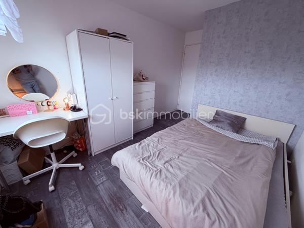 Situé dans la ville d'Evry Courcouronnes, dans un secteur très calme et recherché (LA DAME DU LAC), proche de toutes commodités (transports, écoles, commerces, activités...)

Laissez-vous charmer par ce joli F6 Duplex de 114m2 situé au 3eme et dernier étage (sans ascenseur).
Il se compose d'une entrée de 9m2 desservant un salon de 21m2 ouvert sur une cuisine de 10m2 avec avec accès a une loggia de 3,5m2, trois chambres de 9m2, 10m2 et 12m2, une salle de bains et un WC séparé.
Un escalier en colimaçon vous guidera vers une mezzanine de 8m2 avec vue sur le salon donnant accès à deux chambres supplémentaire de 8,5m2 (9,8m2 au sol) et 11m2, une salle d'eau avec WC et une pièce bonus de 3,5m2 (9,5m2 au sol) pouvant servir de petite chambre d'amis, dressing, débarras...

Un Box de 13,5m2 ainsi qu'une cave de 11m2 viennent compléter le bien.

Charges copropriété : 183€ / mois (entretient des parties communes + eau froide)
Taxe foncière : 1916€

Les Bonus :
Double vitrage PVC
Fibre
A6 et N104 à moins de 5min
Gare Evry Courcouronnes RER D à 15min à pied, 5min en bus
Le Spot (Evry 2) à 5min en voiture
Carré Sénart à 10min en voiture
Carrefour Villabé, IKEA, Castorama, LIDL... à 5min en voiture
Piscine, Gymnase, Stade à proximité

Disponible 7jrs/7 n'hésitez pas à me contacter pour plus d'informations et organiser une visite.

VIDÉO DISPONIBLE EN LIEN SUR L’ANNONCE OU SUR DEMANDE

>> 100% OUVERT AU PARTAGE INTER AGENCE !! <<