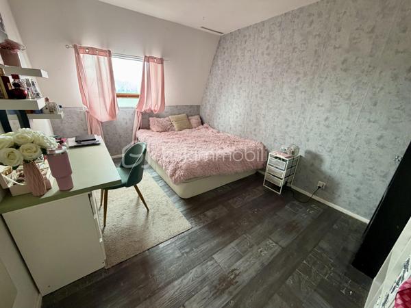 Situé dans la ville d'Evry Courcouronnes, dans un secteur très calme et recherché (LA DAME DU LAC), proche de toutes commodités (transports, écoles, commerces, activités...)

Laissez-vous charmer par ce joli F6 Duplex de 114m2 situé au 3eme et dernier étage (sans ascenseur).
Il se compose d'une entrée de 9m2 desservant un salon de 21m2 ouvert sur une cuisine de 10m2 avec avec accès a une loggia de 3,5m2, trois chambres de 9m2, 10m2 et 12m2, une salle de bains et un WC séparé.
Un escalier en colimaçon vous guidera vers une mezzanine de 8m2 avec vue sur le salon donnant accès à deux chambres supplémentaire de 8,5m2 (9,8m2 au sol) et 11m2, une salle d'eau avec WC et une pièce bonus de 3,5m2 (9,5m2 au sol) pouvant servir de petite chambre d'amis, dressing, débarras...

Un Box de 13,5m2 ainsi qu'une cave de 11m2 viennent compléter le bien.

Charges copropriété : 183€ / mois (entretient des parties communes + eau froide)
Taxe foncière : 1916€

Les Bonus :
Double vitrage PVC
Fibre
A6 et N104 à moins de 5min
Gare Evry Courcouronnes RER D à 15min à pied, 5min en bus
Le Spot (Evry 2) à 5min en voiture
Carré Sénart à 10min en voiture
Carrefour Villabé, IKEA, Castorama, LIDL... à 5min en voiture
Piscine, Gymnase, Stade à proximité

Disponible 7jrs/7 n'hésitez pas à me contacter pour plus d'informations et organiser une visite.

VIDÉO DISPONIBLE EN LIEN SUR L’ANNONCE OU SUR DEMANDE

>> 100% OUVERT AU PARTAGE INTER AGENCE !! <<